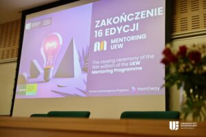 Fotorelacja z zakończenia 16. edycji programu Mentoring UEW, przedstawiająca wręczenie certyfikatów uczestnikom i uczestniczkom, a także oficjalne przywitanie gości przez Rektora UEW prof. dr hab. Czesława Zająca oraz podsumowanie programu przez Dyrektor CWB Ałłę Witwicką-Dudek oraz kierownik Biura Karier CWB Monikę Siurdyban.